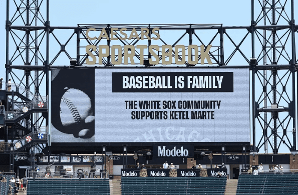 케텔 마르테 지지 메시지 BASEBALL IS FAMILY가 표시된 모습