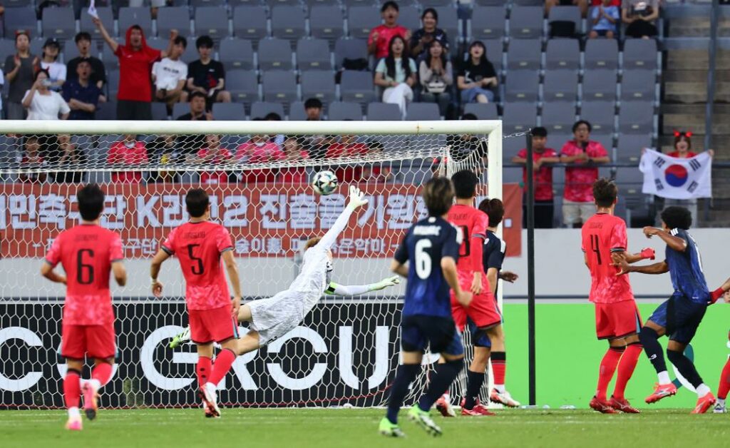저메인 료, 2025 동아시안컵 한국전에서 결승골 장면. 한국 골키퍼의 점프 세이브에도 골망 흔들려.
