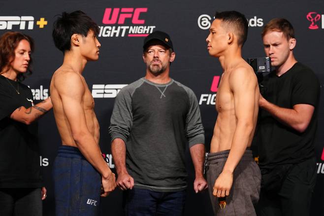 UFC 파이트 나이트 메인 이벤트 박현성 선수와 타이라 타츠로 선수가 계체량 후 페이스오프를 하는 모습.