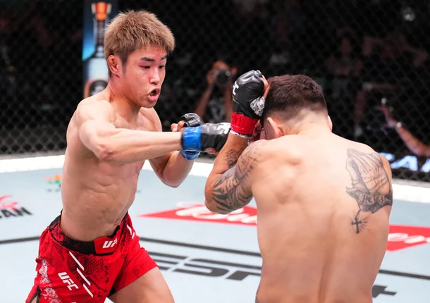 UFC 플라이급 랭킹 6위 타이라 타츠로 선수가 강력한 타격 기술을 선보이는 경기 모습.